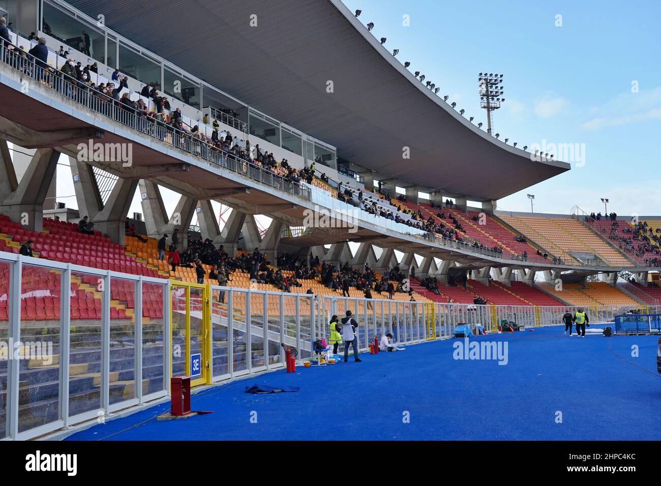 ESTADIO US Lecce durante el partido de fútbol italiano Serie B US Lecce vs  AC Pisa el 25 de abril de 2022 en el Stadio Via del Mare en Lecce, Italia  (Foto