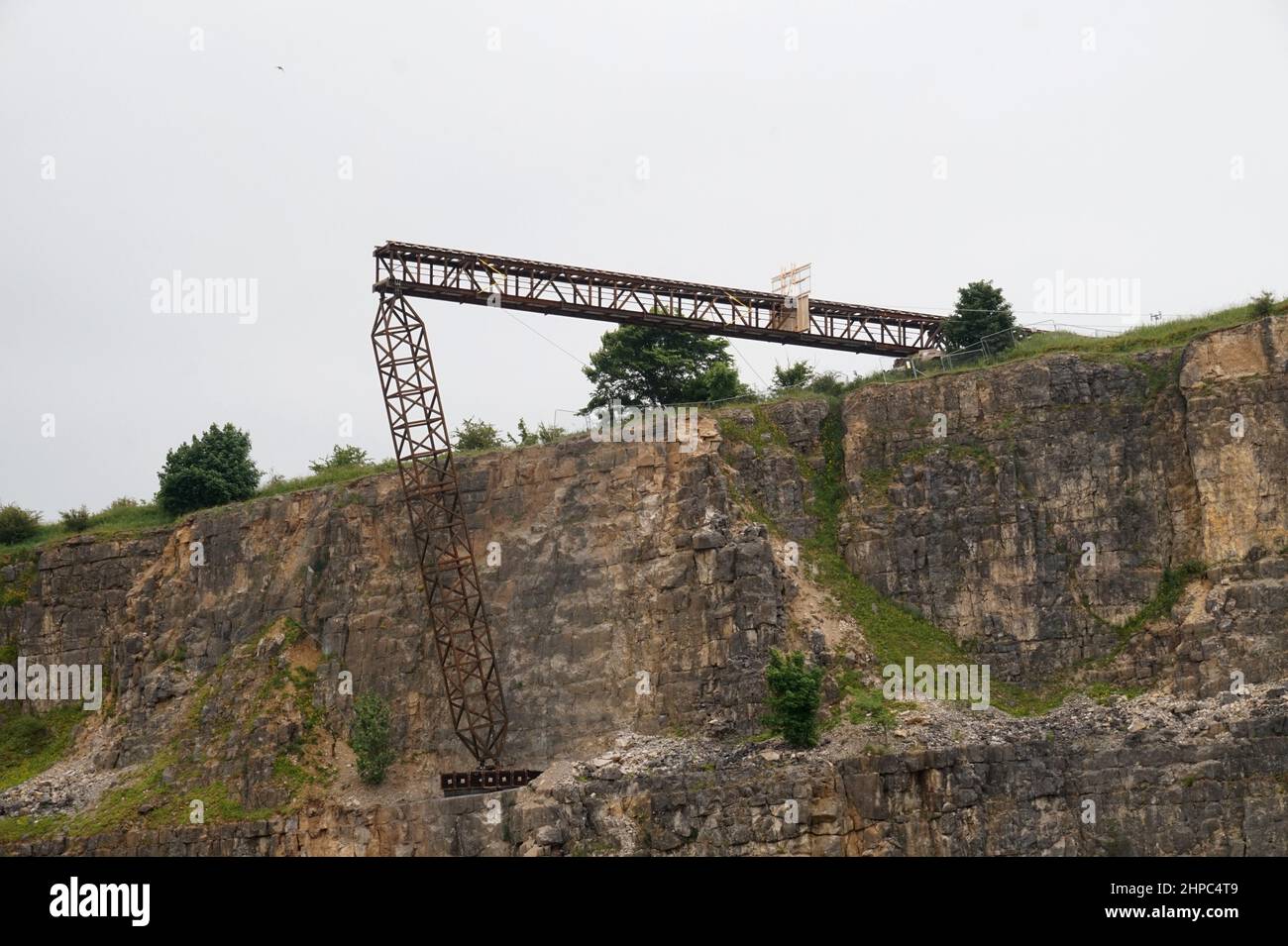 Un faux pont ferroviaire construit au-dessus d'une carrière désuétude dans le Peak District, au Royaume-Uni, pour une cascades impliquant un accident de train pour le film Mission Impossible 7. Banque D'Images