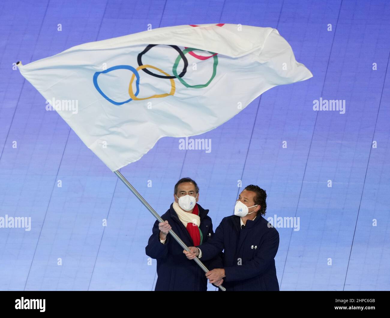 Pékin, Chine. 20th févr. 2022. Des représentants d'Italie, qui accueilleront les Jeux Olympiques d'hiver de 2026 entre deux villes, Milan et Cortina, brandiront le drapeau olympique aux cérémonies de clôture des Jeux Olympiques du Stade National aux Jeux Olympiques d'hiver de Beijing de 2022 le dimanche 20 février 2022. Photo de Paul Hanna/UPI crédit: UPI/Alay Live News Banque D'Images