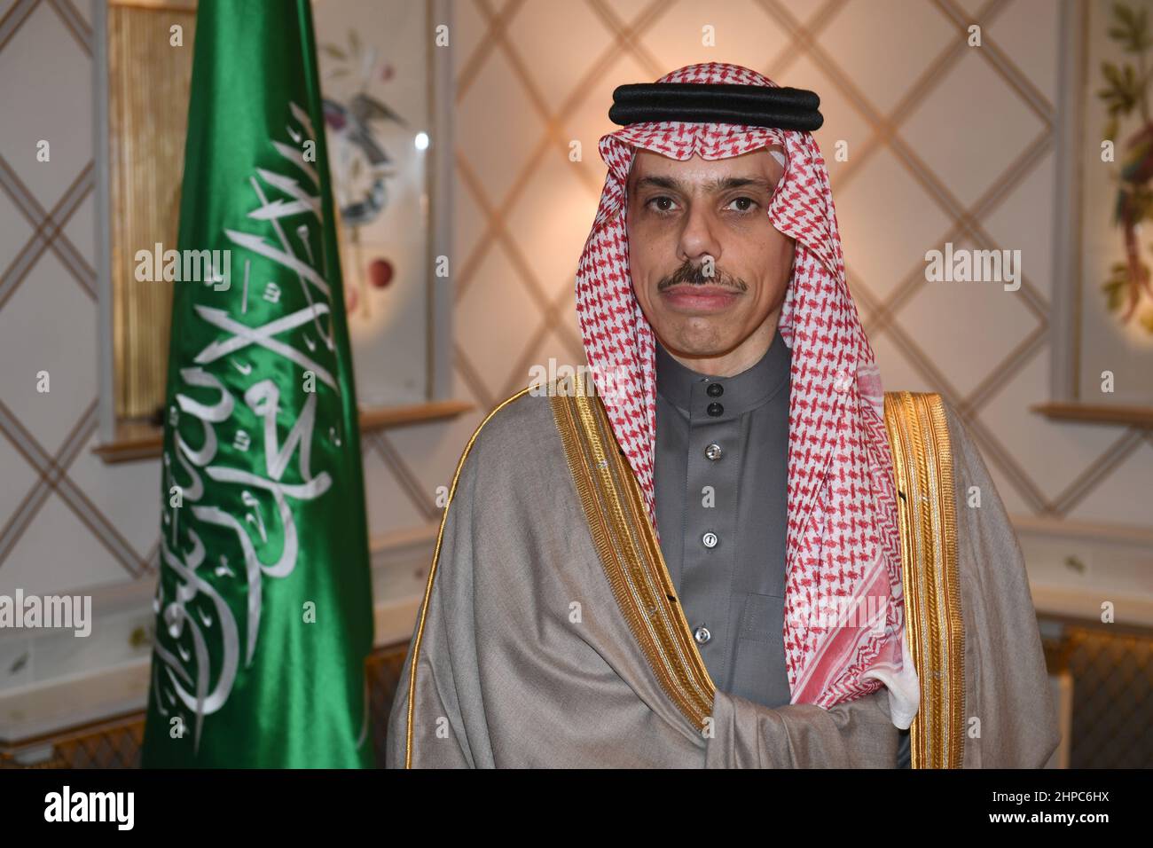 Munich, Allemagne. 20th févr. 2022. Le Prince Faisal bin Farhan al-Saud, ministre des Affaires étrangères de l'Arabie saoudite, montre son visage lors d'une interview en marge de la Conférence de Munich sur la sécurité à l'Hôtel Vier Jahreszeiten Kempinski Munich. Credit: Felix Hörhager/dpa/Alay Live News Banque D'Images
