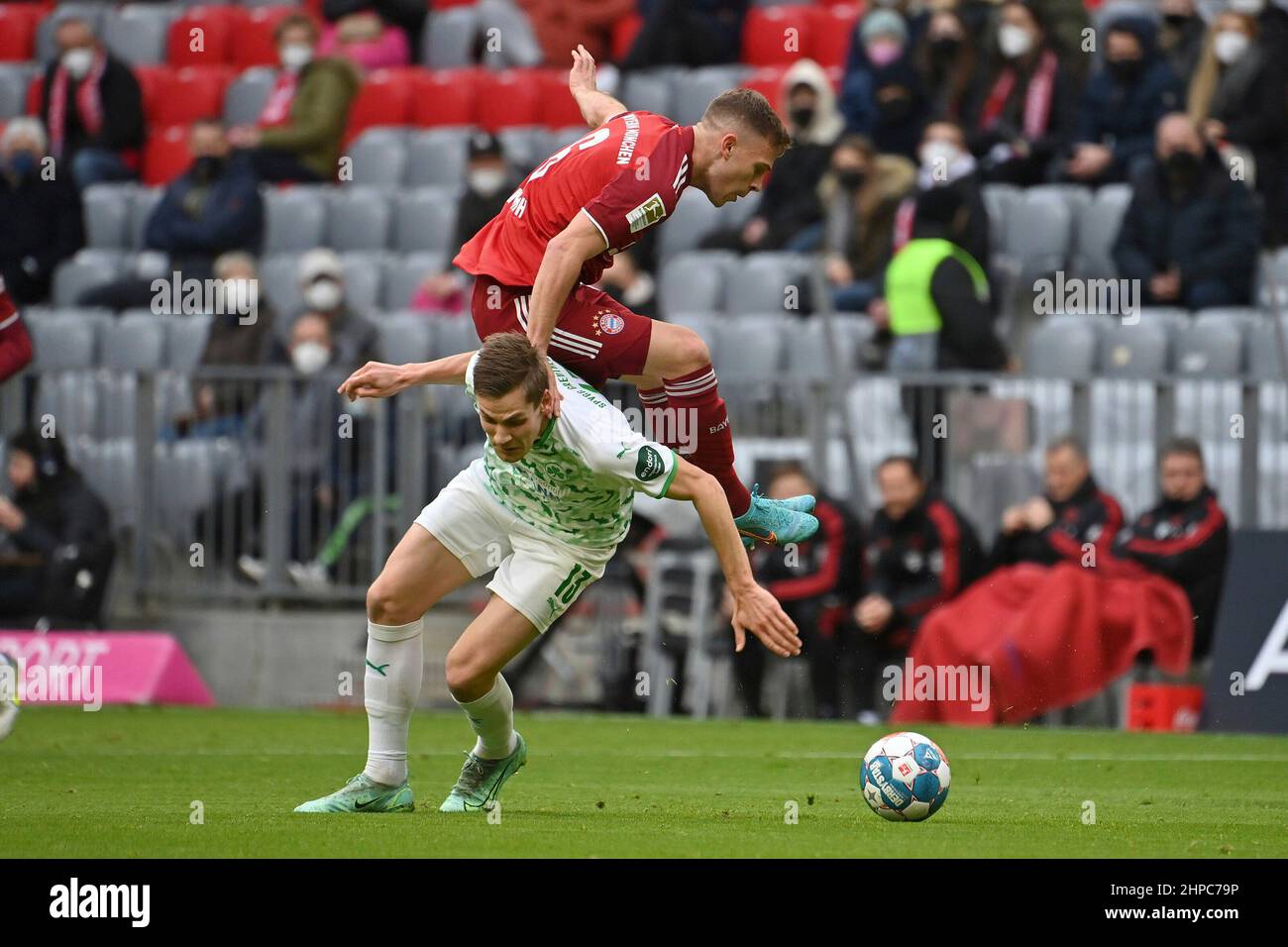 Munich, Allemagne. 20th févr. 2022. Joshua KIMMICH (FC Bayern Munich), action, duels contre Max CHRISTIANSEN (Fuerth). Football 1st saison Bundesliga 2021/2022, 23.matchday, matchday23. FC Bayern Munich - Greuther Furth, le 20th février 2022, ALLIANZARENA Munich. Credit: dpa/Alay Live News Banque D'Images