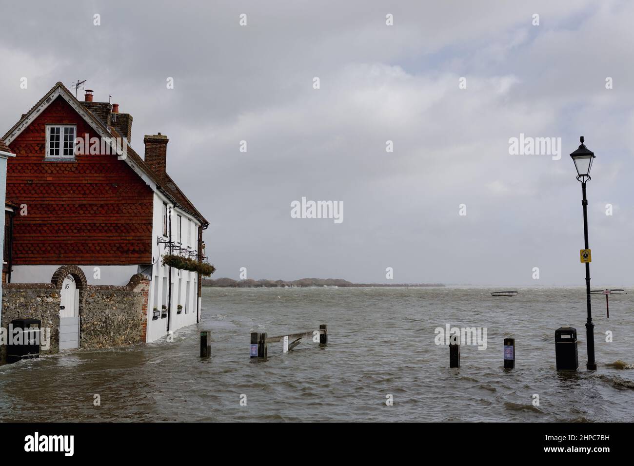 Inondations dans la rue Langstone High, près de Havant ia conséquence d'une période printanière et de la tempête Eunice le 18th février 2022. Banque D'Images