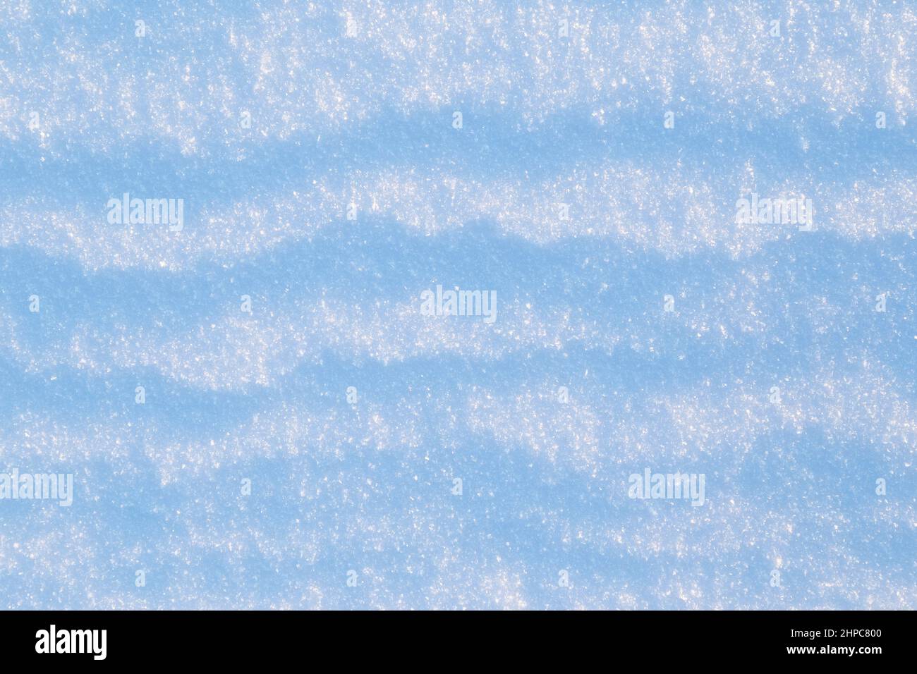 Gros plan sur des terres enneigées fraîches en hiver, par temps ensoleillé, vue d'en haut. Arrière-plan abstrait plein cadre texturé. Copier l'espace. Vue de dessus. Banque D'Images