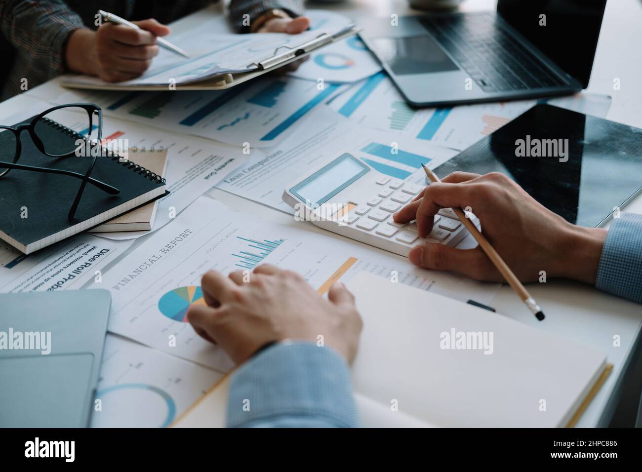 Deux réunions d'employés d'affaires pour réfléchir au nouveau plan de stratégie d'affaires du projet et au nouveau document de données d'analyse, le concept financier et comptable. Fermer Banque D'Images