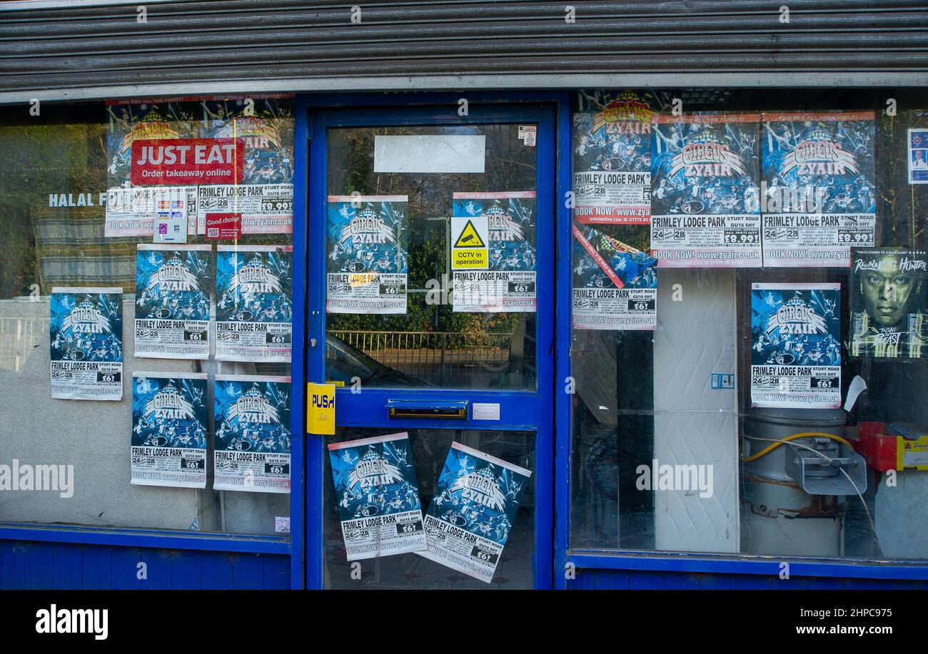 Camberley, Surrey, Royaume-Uni. 10th février 2022. Flyposting sur les fenêtres d'un magasin vide à Camberley. Crédit : Maureen McLean/Alay Banque D'Images