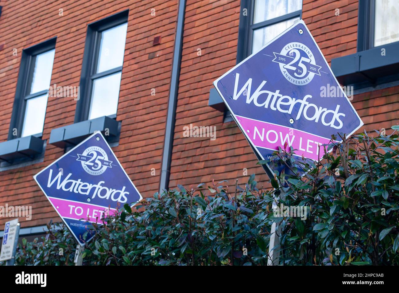 Camberley, Surrey, Royaume-Uni. 10th février 2022. Waterfords laissant des panneaux à l'extérieur d'un bloc d'appartements. Crédit : Maureen McLean/Alay Banque D'Images
