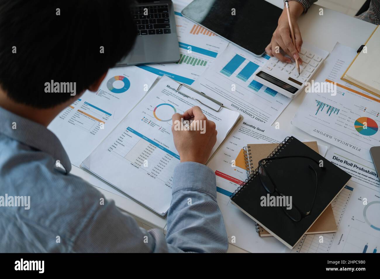 Vue de dessus, réunion des employés de l'entreprise pour réfléchir au nouveau plan de stratégie d'entreprise du projet et au nouveau document de données d'analyse, au concept financier et comptable Banque D'Images