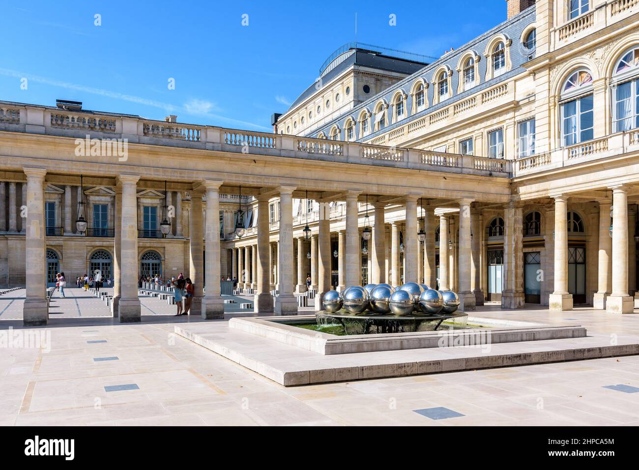 La cour d'honneur du Palais-Royal à Paris, France, avec la fontaine des Sphérades, la colonnade et les colonnes rayées de Daniel Buren Banque D'Images