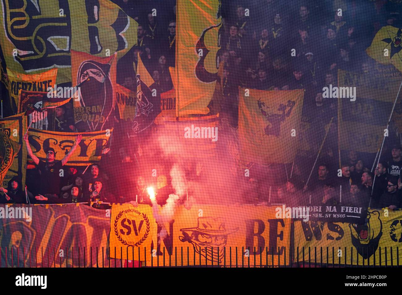 Zurich, SUISSE - FÉVRIER 20 : jeunes supporters lors du match de la Super League suisse entre Grasshopper Club Zürich et jeunes garçons à Letzigrund le 20 février 2022 à Zurich, Suisse (photo de Jeroen Meuwsen/Orange Pictures) Banque D'Images