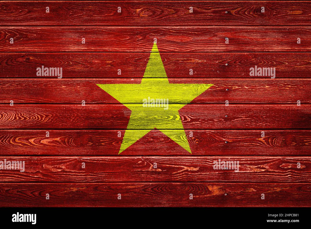 Le drapeau national du Vietnam est peint sur un camp de planches paires clouées à un clou. Le symbole du pays. Banque D'Images