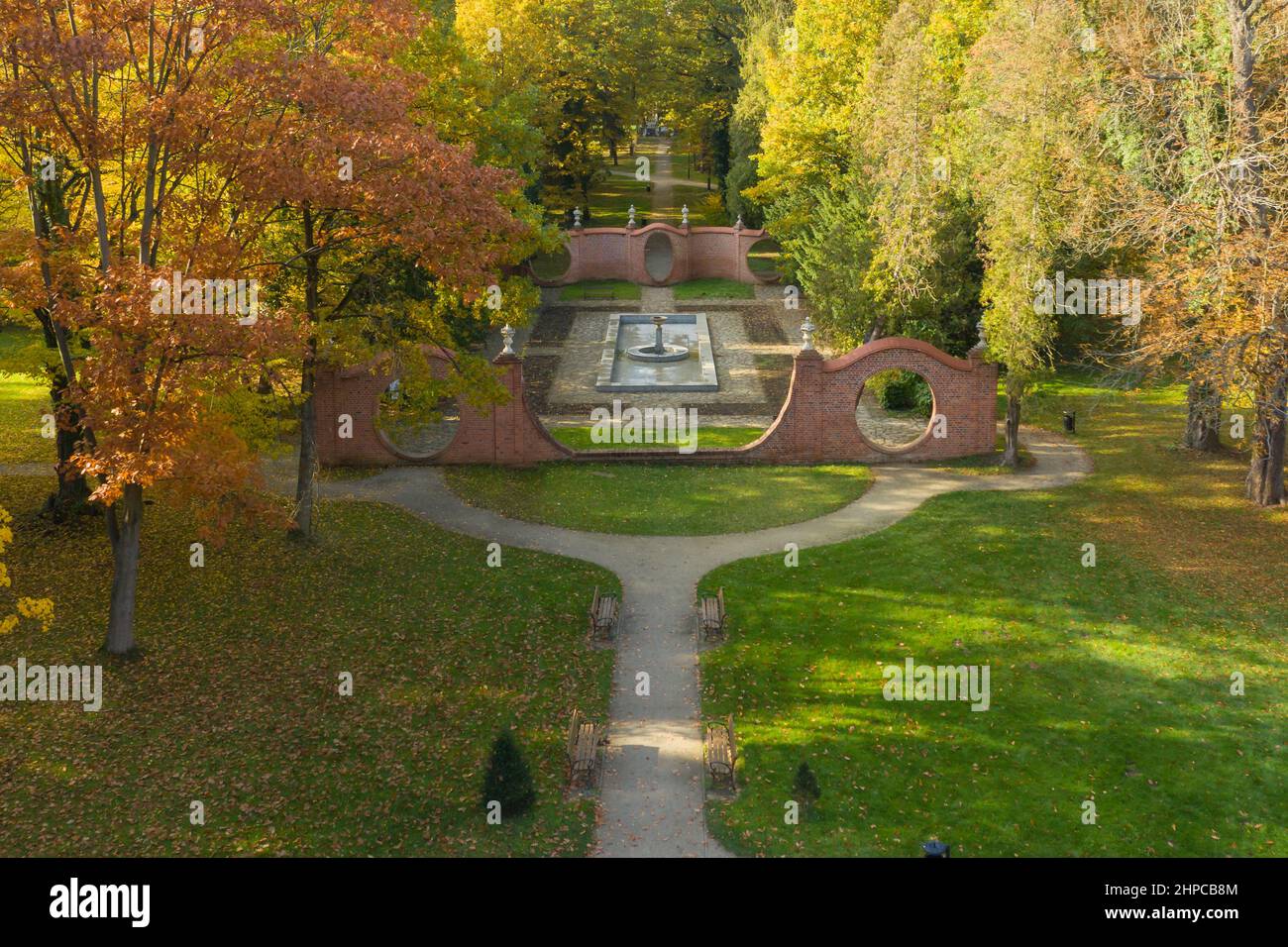 Parc vu du sommet en automne. Photo prise avec un drone. Les feuilles des arbres sont jaunes. C'est une journée ensoleillée. Banque D'Images