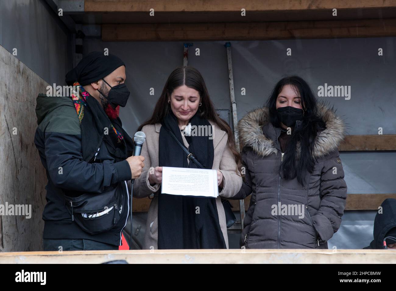 Berlin, Allemagne. 20th févr. 2022. Dilan Soezeri, 17 ans, a été attaqué par plusieurs adultes dans une station de tramway, insulté par des groupes raciaux et brutalement battu. Elle tient maintenant un discours sur un rassemblement contre le racisme à Berlin. Elle a déjà téléchargé une vidéo qui a reçu près de 9 millions de vues sur Instagram, où elle a décrit l'attaque, qui a eu lieu le 5 février 2022. Sözeri a commencé sa vidéo avec les mots, j'ai été battu, parce que je suis un étranger. (Photo de Michael Kuenne/PRESSCOV/Sipa USA) crédit: SIPA USA/Alay Live News Banque D'Images