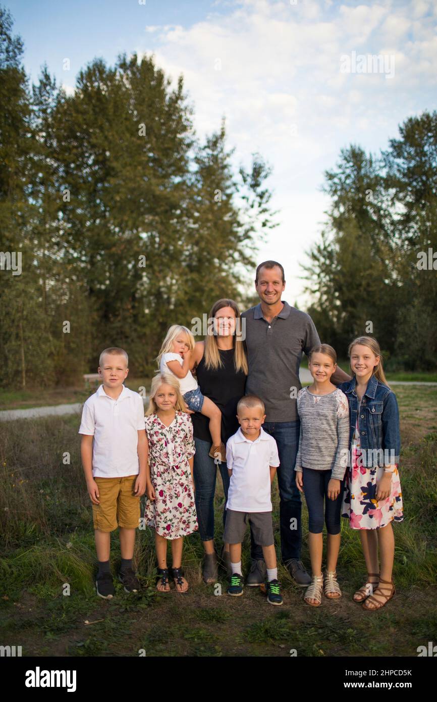Portrait de famille au parc avec six enfants. Banque D'Images