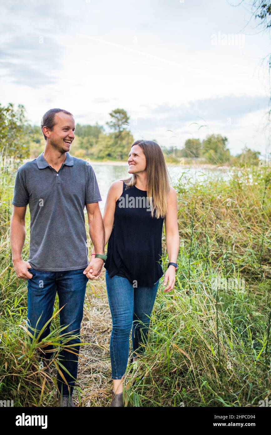 Couple heureux tenant les mains s'appréciant mutuellement à l'extérieur. Banque D'Images