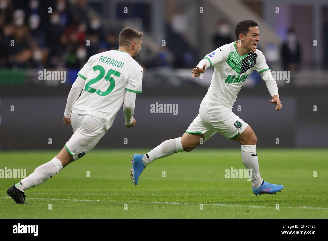 Milan, Italie, 20th février 2022. Giacomo Raspadori des États-Unis Sassuolo célèbre après avoir obtenu son score pour donner à la partie une avance de 1-0 lors du match de la série A à Giuseppe Meazza, Milan. Le crédit photo devrait se lire: Jonathan Moscrop / Sportimage Banque D'Images