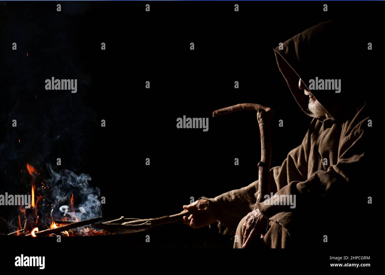 Les vieux druides et celt s'assoient près du feu Banque D'Images