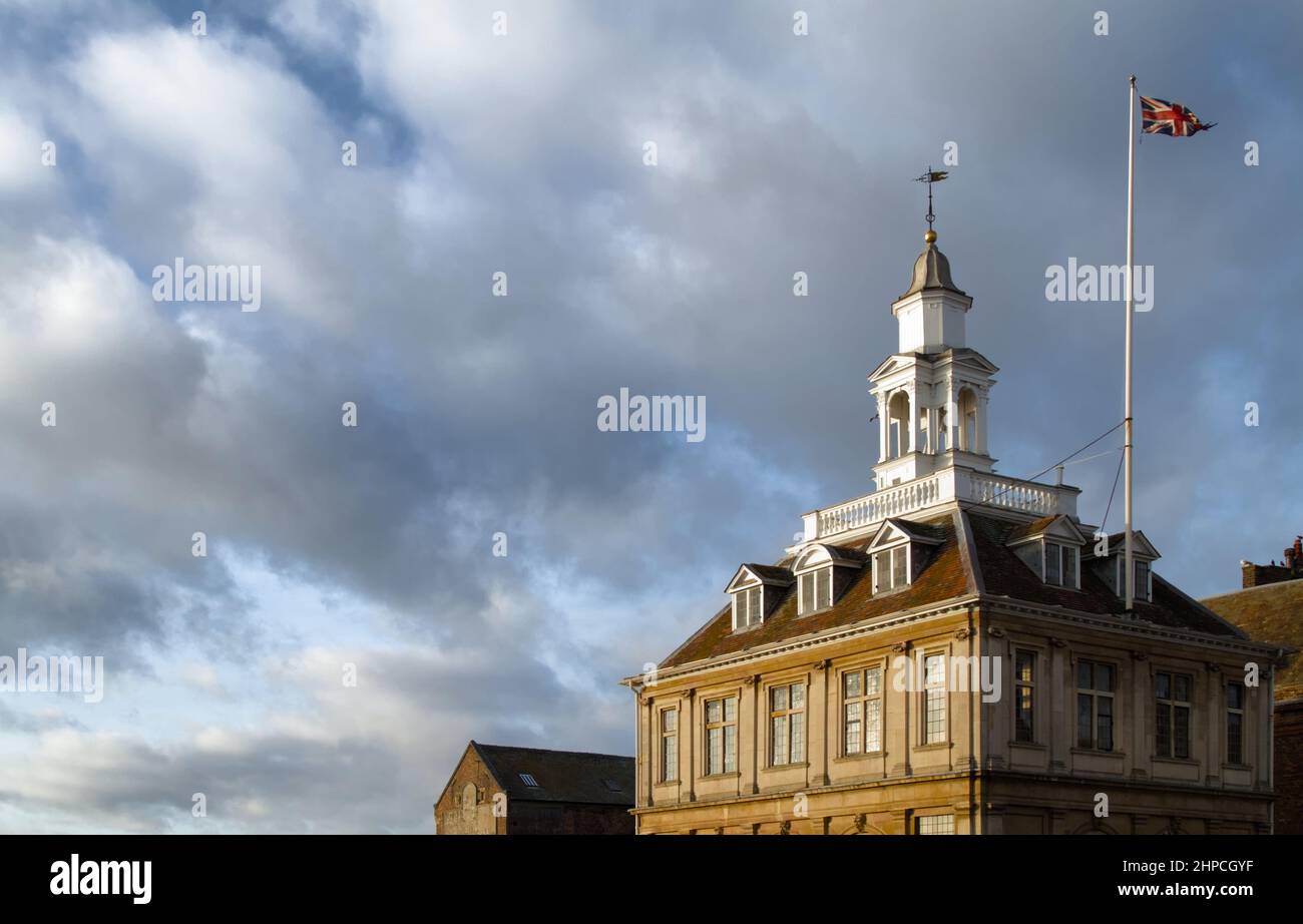 Vue sur le Top of the 17th Century Customs House à Kings Lynn depuis Kings Street, Royaume-Uni Banque D'Images