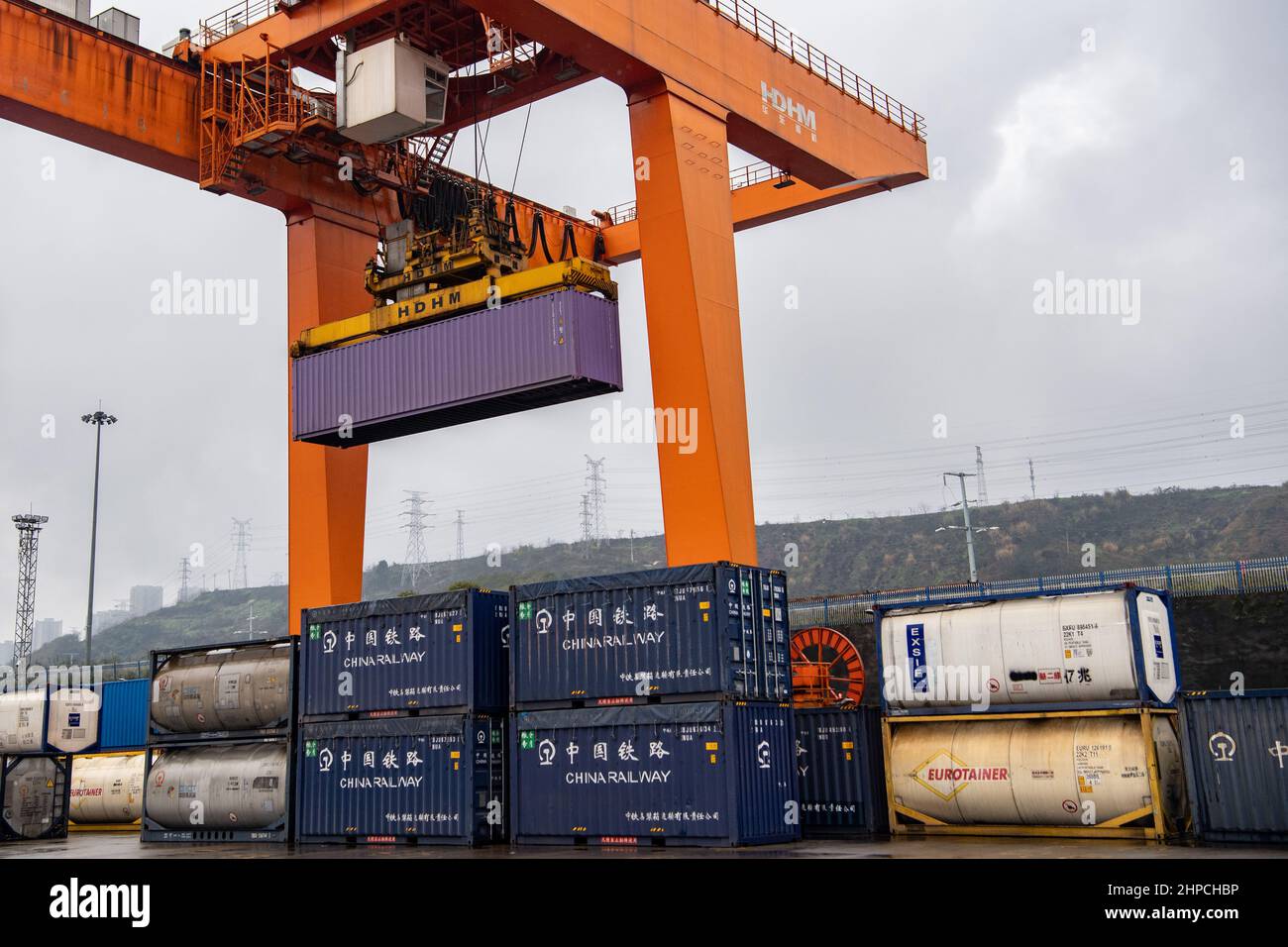 Chongqing, Chine. 19th févr. 2022. Une grue à pont opère au port de Guoyuan à Chongqing, dans le sud-ouest de la Chine, le 19 février 2022. Le 20 février, un train de marchandises Chine-Europe Yuxin'ou (Chongqing-Xinjiang-Europe) transportant plus de 1 100 tonnes d'alcool polyvinylique (PVA) et d'autres produits chimiques fins a quitté le port de Guoyuan à Chongqing pour Duisburg (Allemagne). Credit: Tang Yi/Xinhua/Alay Live News Banque D'Images