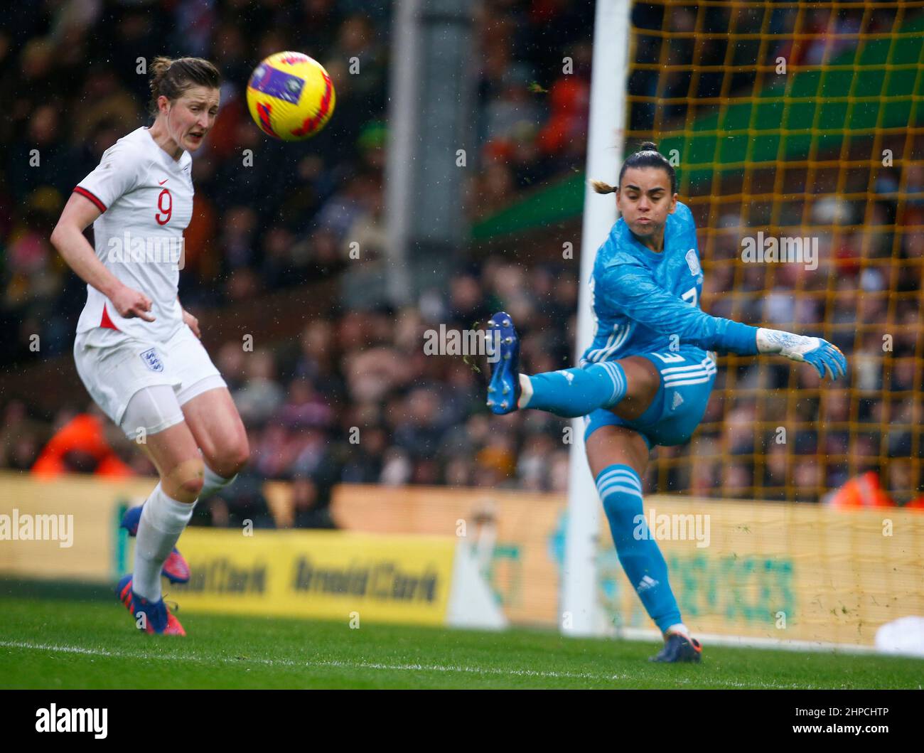 Norwich, Royaume-Uni. 20th févr. 2022. NORWICH, Royaume-Uni, FÉVRIER 20:Ellen White (Manchester City) d'Angleterre femmes et Mar'a Isabel Rodr'guez (Rodriguez Rivero)(Real Madrid) d'Espagne pendant la coupe Arnold Clark entre les femmes d'Angleterre et l'Espagne à Carrow Road, Norwich le 20th février 2022 crédit: Action Foto Sport/Alay Live News Banque D'Images