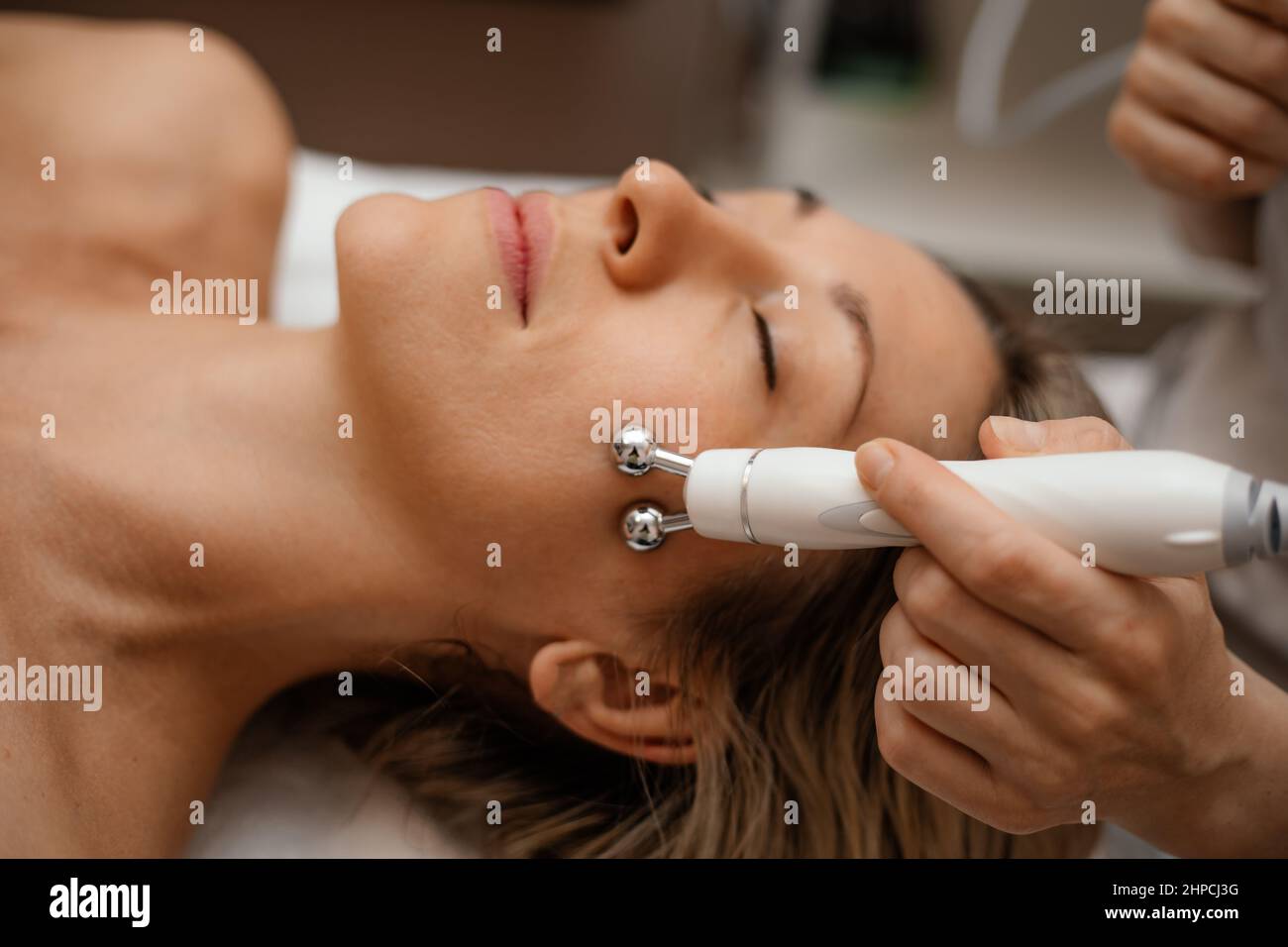 Femme faisant un salon de beauté spa. Accessoires appareil Hydra soin du visage. Anti-âge, rides, clair Banque D'Images