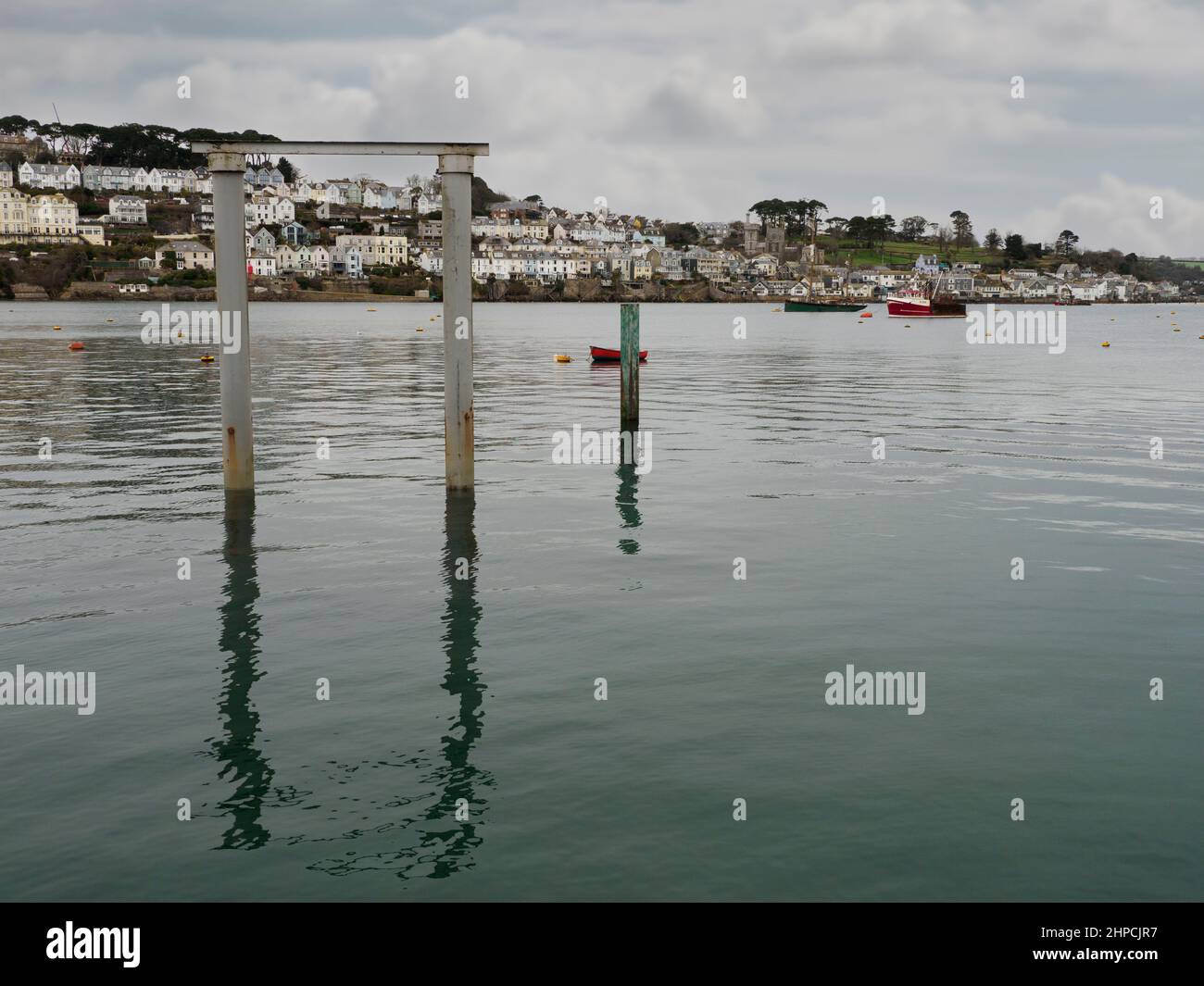Vue de l'autre côté de la rivière à Fowey depuis Polruan, Cornwall, Royaume-Uni Banque D'Images