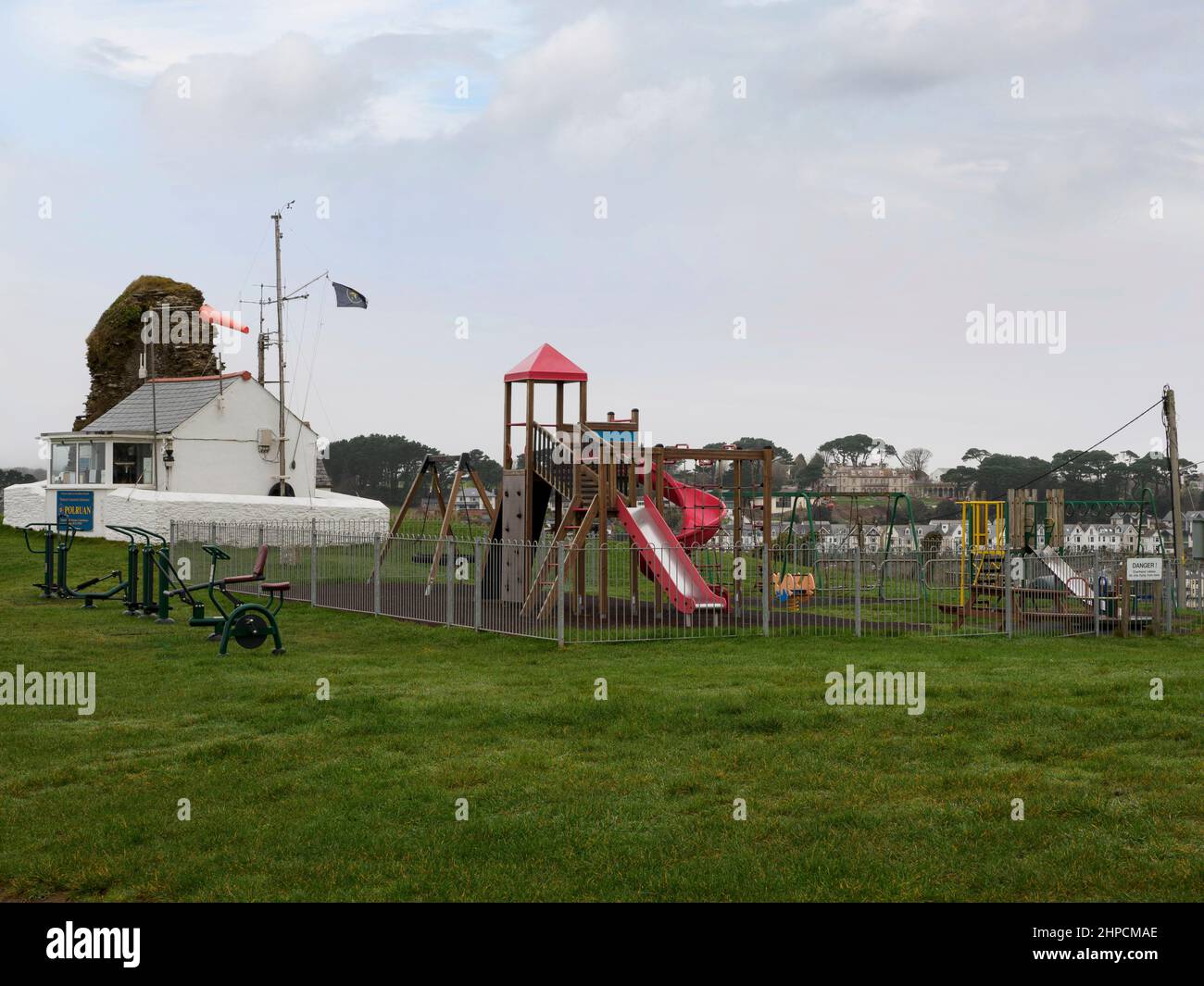Parc de jeu et station de Coastwatch, colline Saint-Sauveur, Polruan, Cornwall, Royaume-Uni Banque D'Images