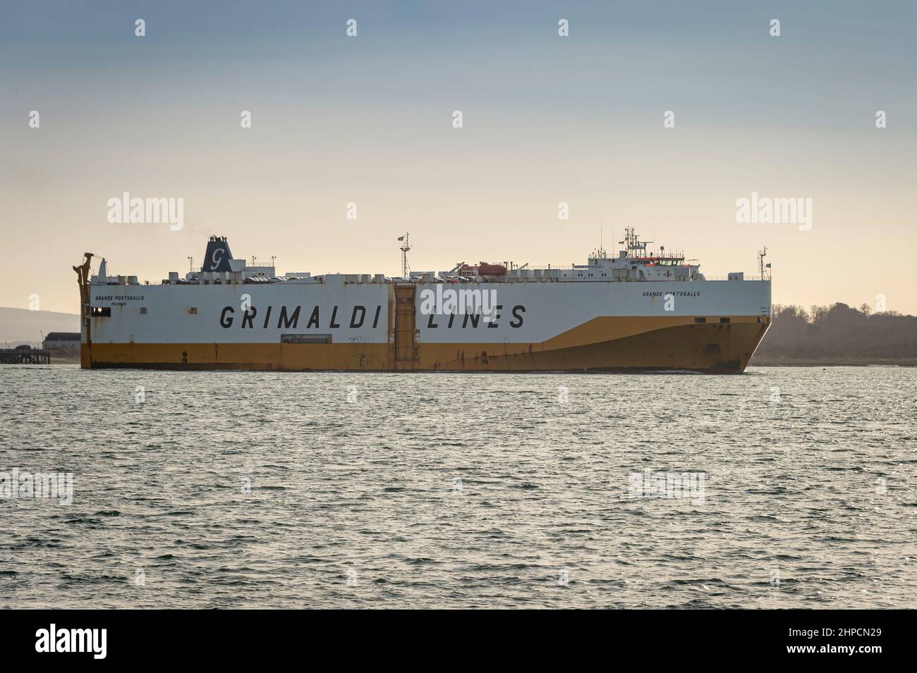 Le transporteur de véhicules de Grande Portogallo, Grimaldi Lines entre dans Southampton Water au Royaume-Uni Banque D'Images