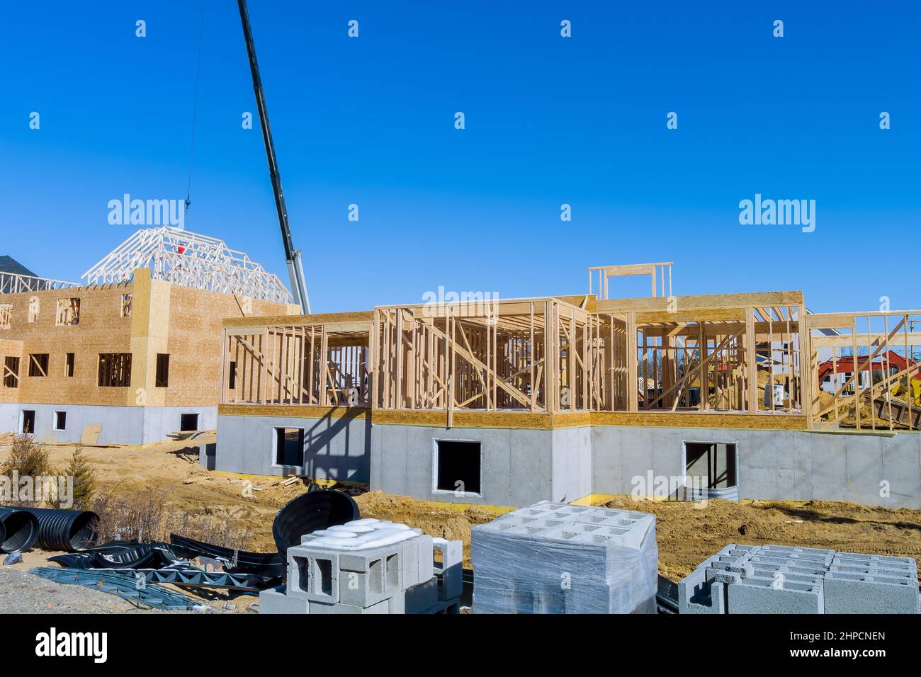 Le toit en bois avec grue contient une poutre de treillis de toit Banque D'Images