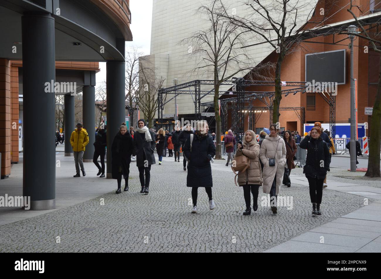 Des spectateurs marchent après une présentation de film à Marlene Dietrich Platz (Potsdamer Platz) à Berlin, Allemagne - 19 février 2022. Banque D'Images