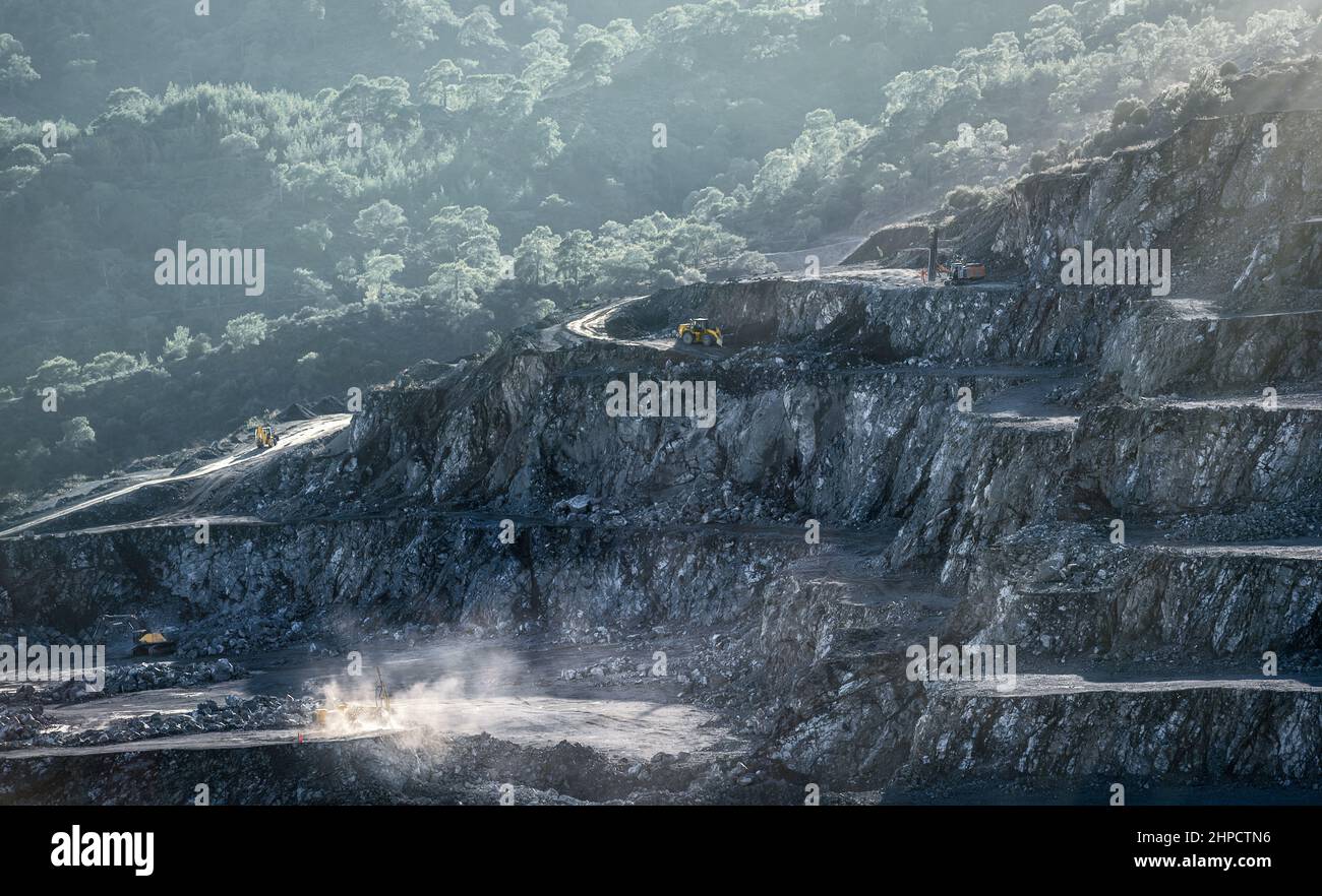 Machines minières travaillant dans une carrière de diabase (dolerite) Banque D'Images