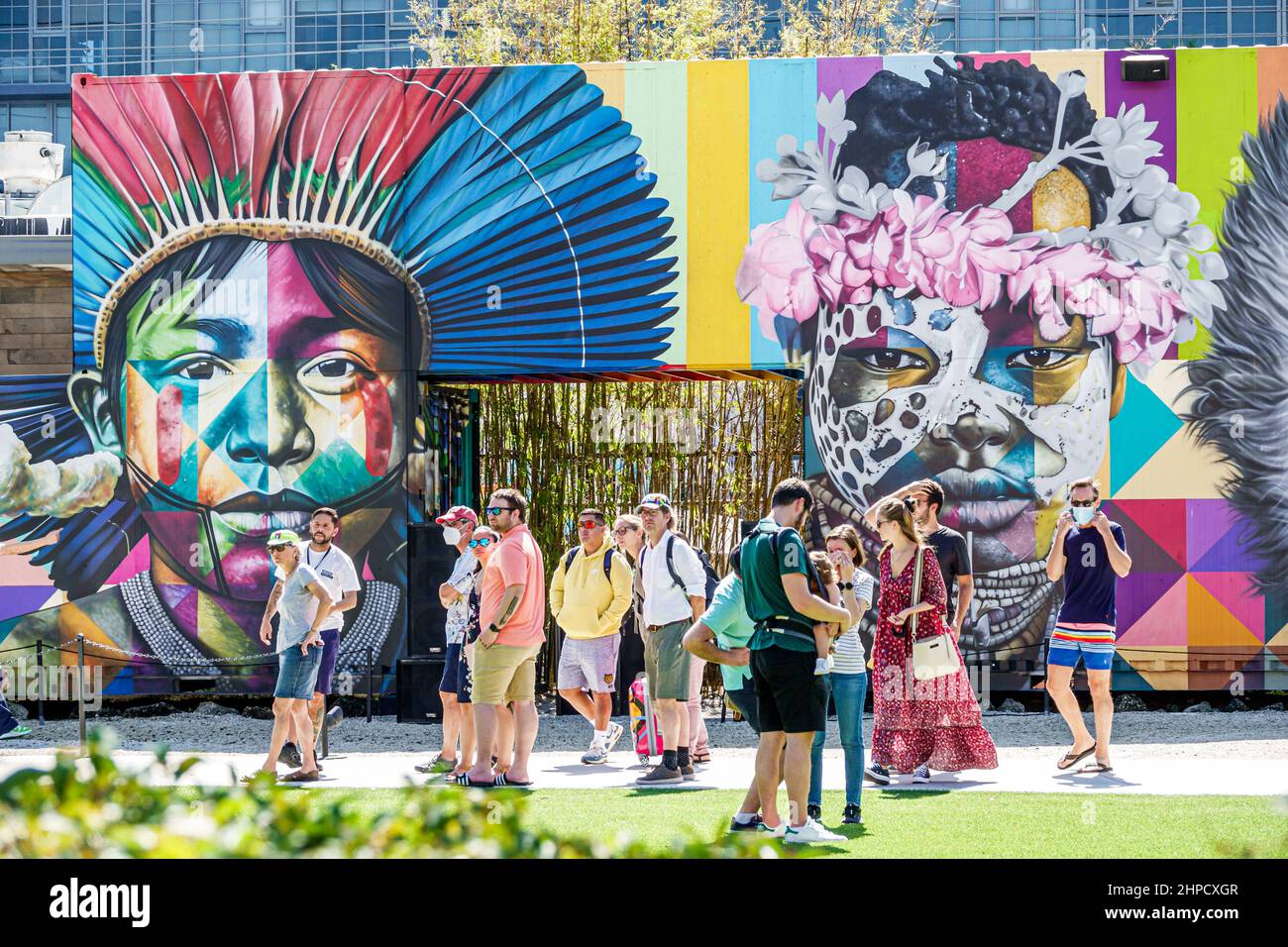 Miami Florida Wynwood Art District œuvres d'art mur des visiteurs Banque D'Images