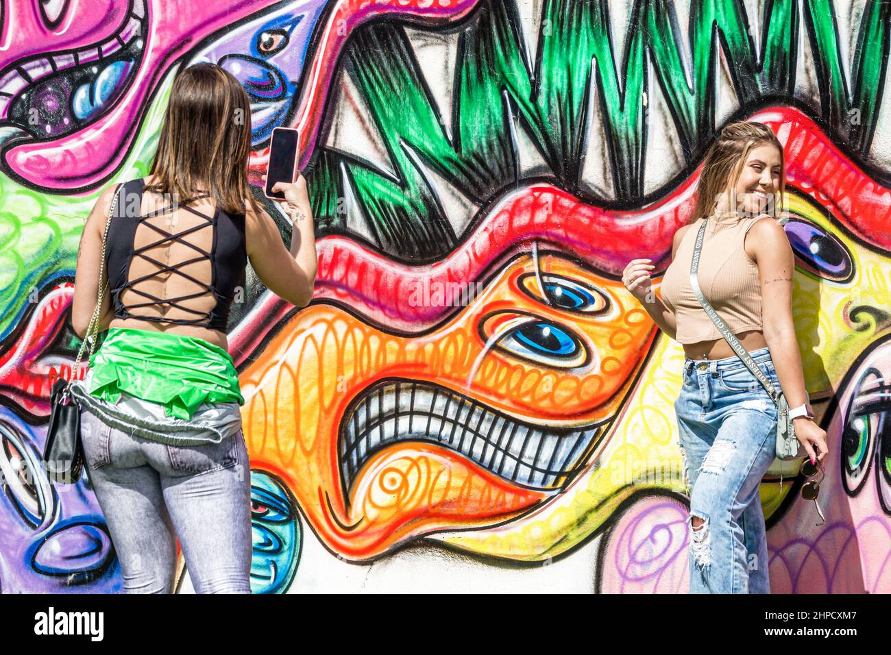 Miami Florida Wynwood Art District art mur visiteurs femmes amis posant adolescent adolescents adolescent adolescents, jeunesse culture amis adolescent, résidents filles, prendre des photos Banque D'Images