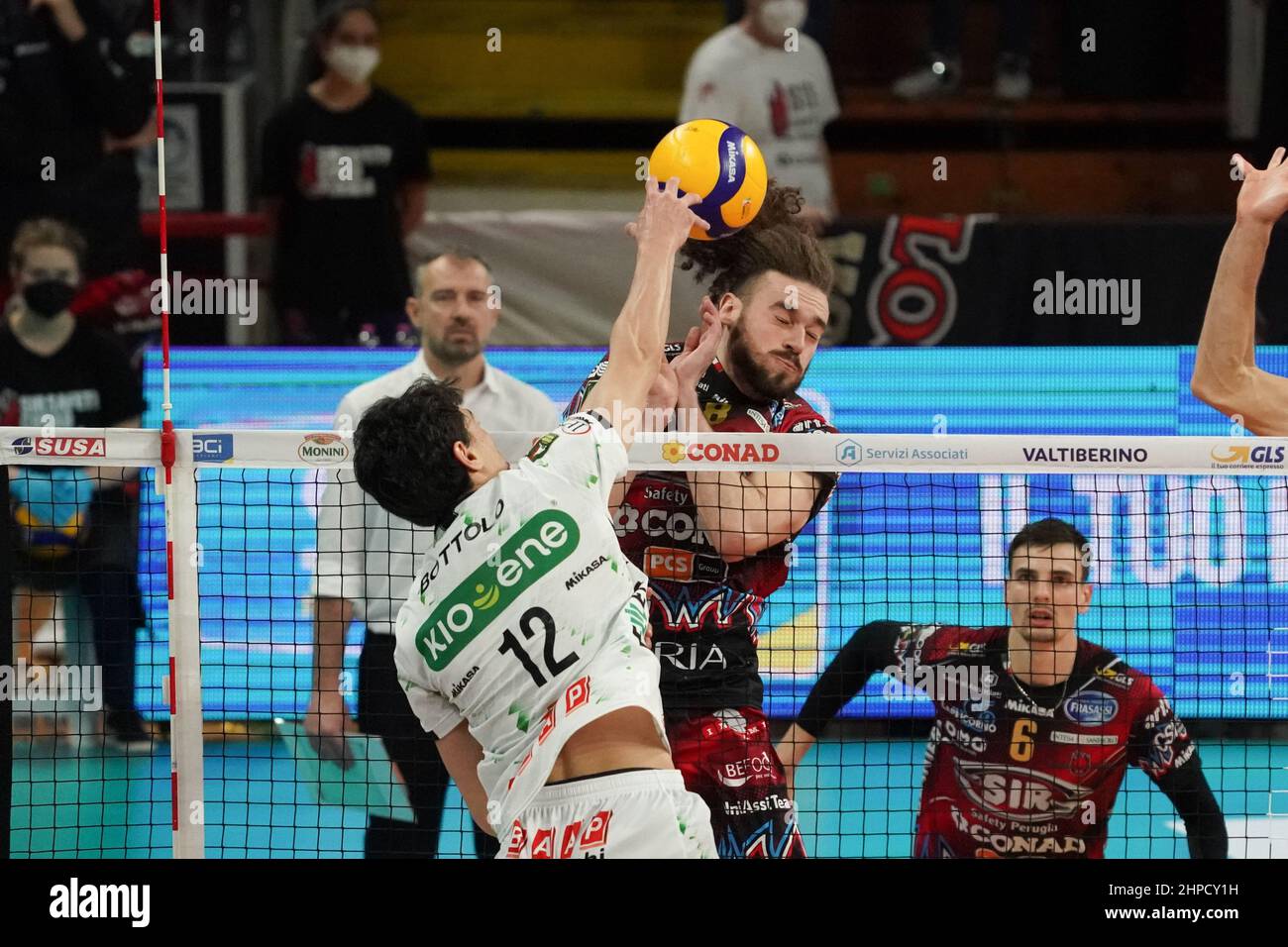 Pérouse, Italie. Weber linus (n.21 Fione padova) v rychlicki kamil (n.8 sécurité Monsieur conad pérouse) pendant Sir Safety Conad Pérouse vs Kione Padova, Volleyball Italien Serie A Men SuperLeague Championship Championship à Pérouse, Italie, février 20 2022 crédit: Independent photo Agency/Alay Live News 20th 2022 Banque D'Images