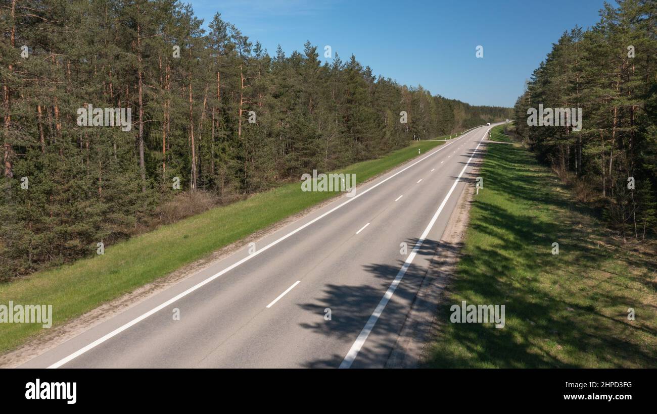 Route rurale vide au milieu de la forêt sans voitures sur elle concept de voyageur unique Banque D'Images