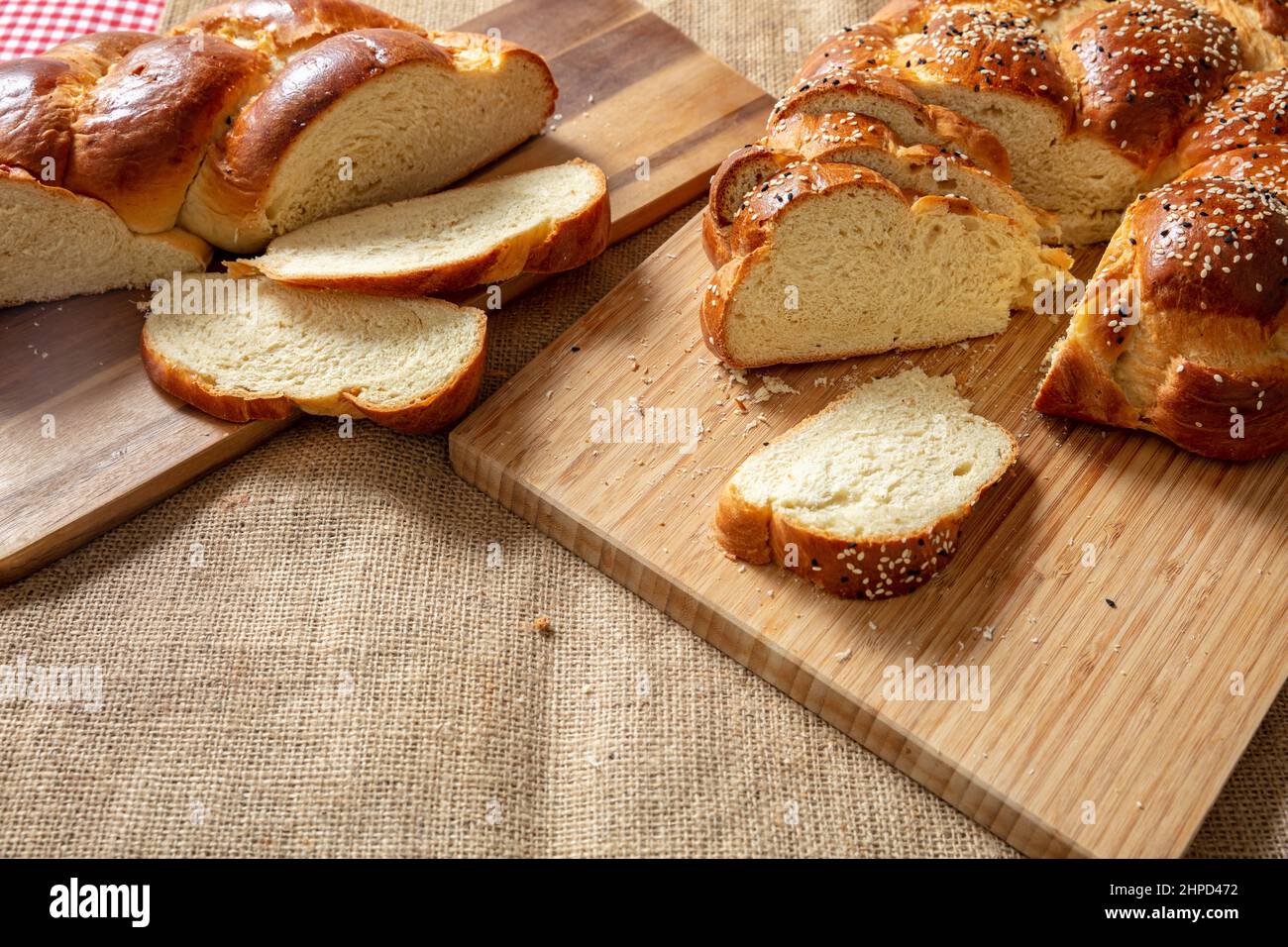 Pain doux de Pâques, tranche de cozonac ou de tsoureki sur table, brioche tressée, challah traditionnel festif sur bois, espace de copie Banque D'Images