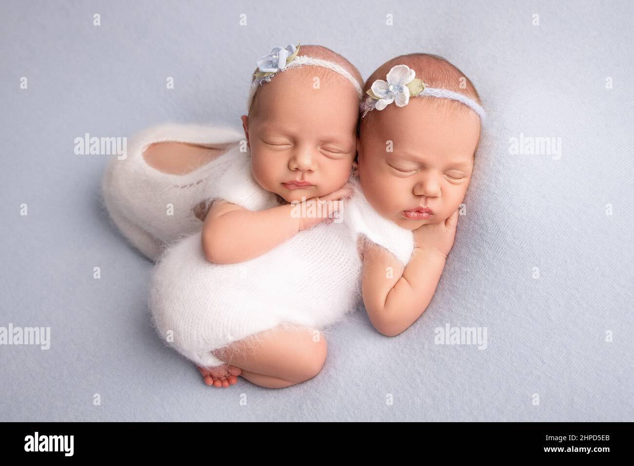 Adorable Bebe Deux Jumelles Les Jumeaux Identiques Mignon Assis Sur L Entraineur Photo Stock Alamy