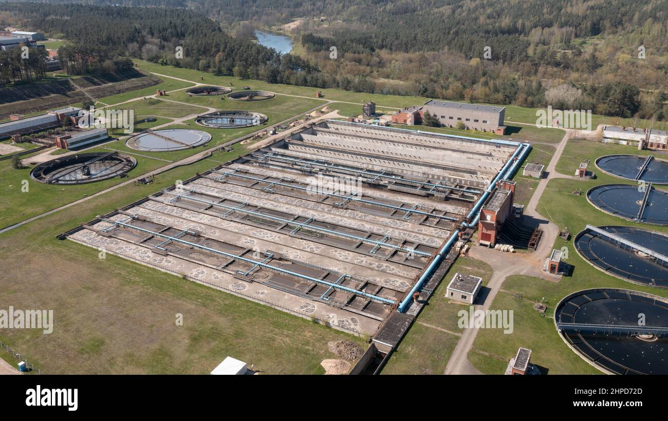 Usine de traitement des eaux usées vue aérienne du concept de recyclage des déchets du procédé de décontamination des eaux usées Banque D'Images