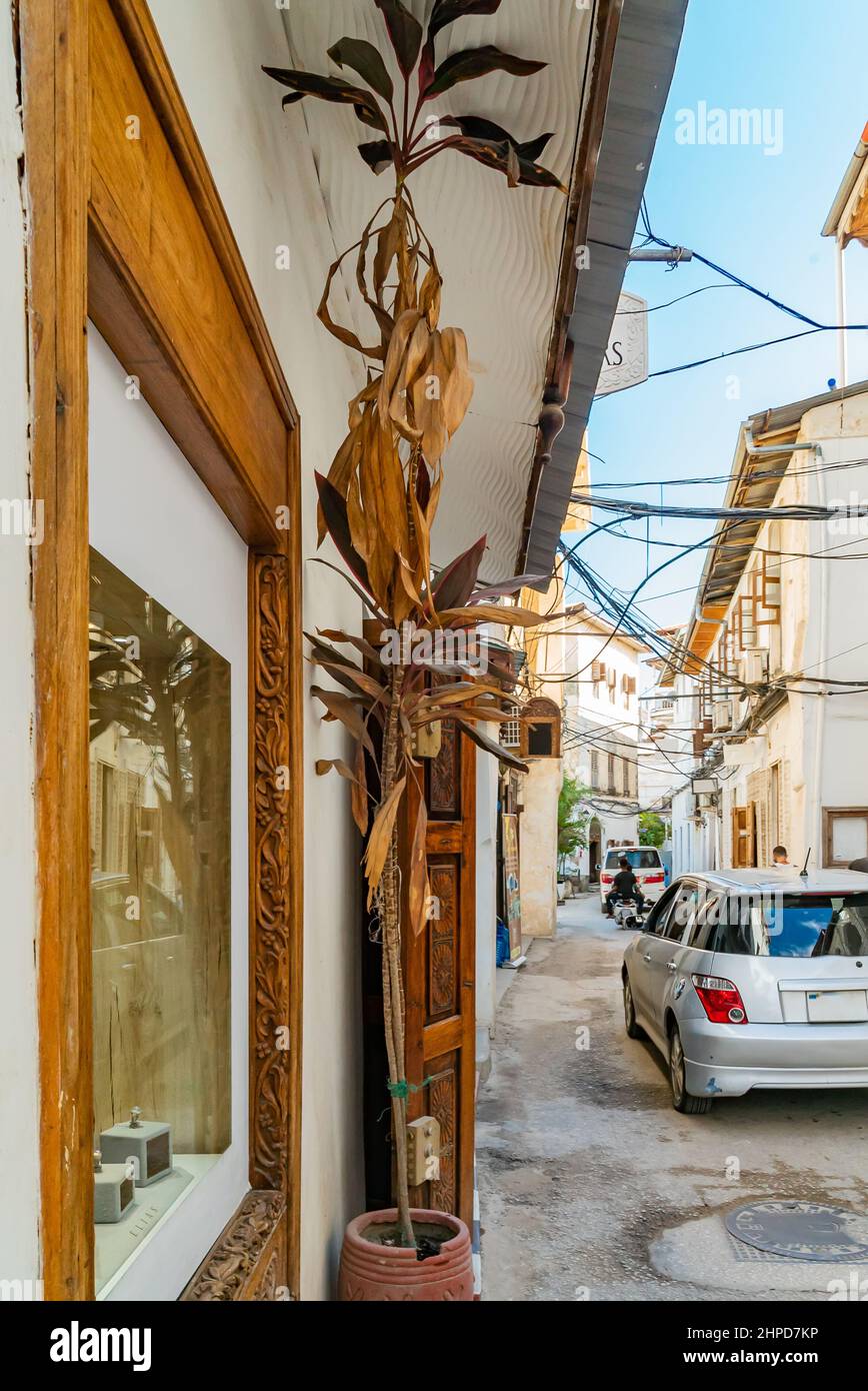 VILLE DE STONE, TANZANIE - 22 décembre 2021 : rues étroites et maisons anciennes à Stone Town, Zanzibar, Tanzanie Banque D'Images