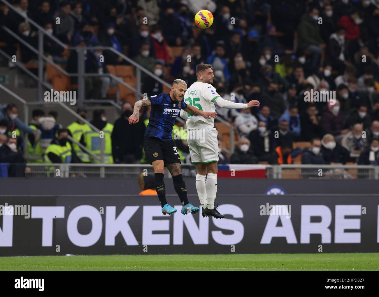 Milan, Italie, 20th février 2022. Federico DiMarco du FC Internazionale et Domenico Berardi des États-Unis Sassuolo concours pour une balle aérienne lors de la série Un match à Giuseppe Meazza, Milan. Le crédit photo devrait se lire: Jonathan Moscrop / Sportimage Banque D'Images