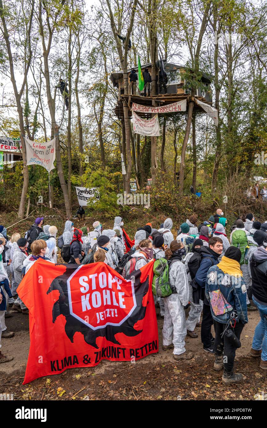 Maisons d'arbres avec des activistes d'Antifa, protestant contre la démolition du village de Lützerath dans la zone minière de lignite de Rhenish, qui doit faire Banque D'Images