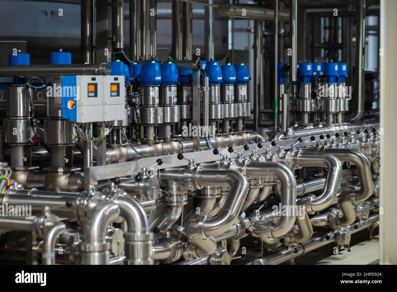 Tuyaux en acier à l'usine de bière - équipement de brasserie Banque D'Images