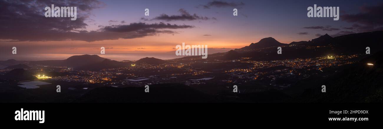 Panorama sur la côte ouest de Ténérife au crépuscule, îles Canaries Banque D'Images