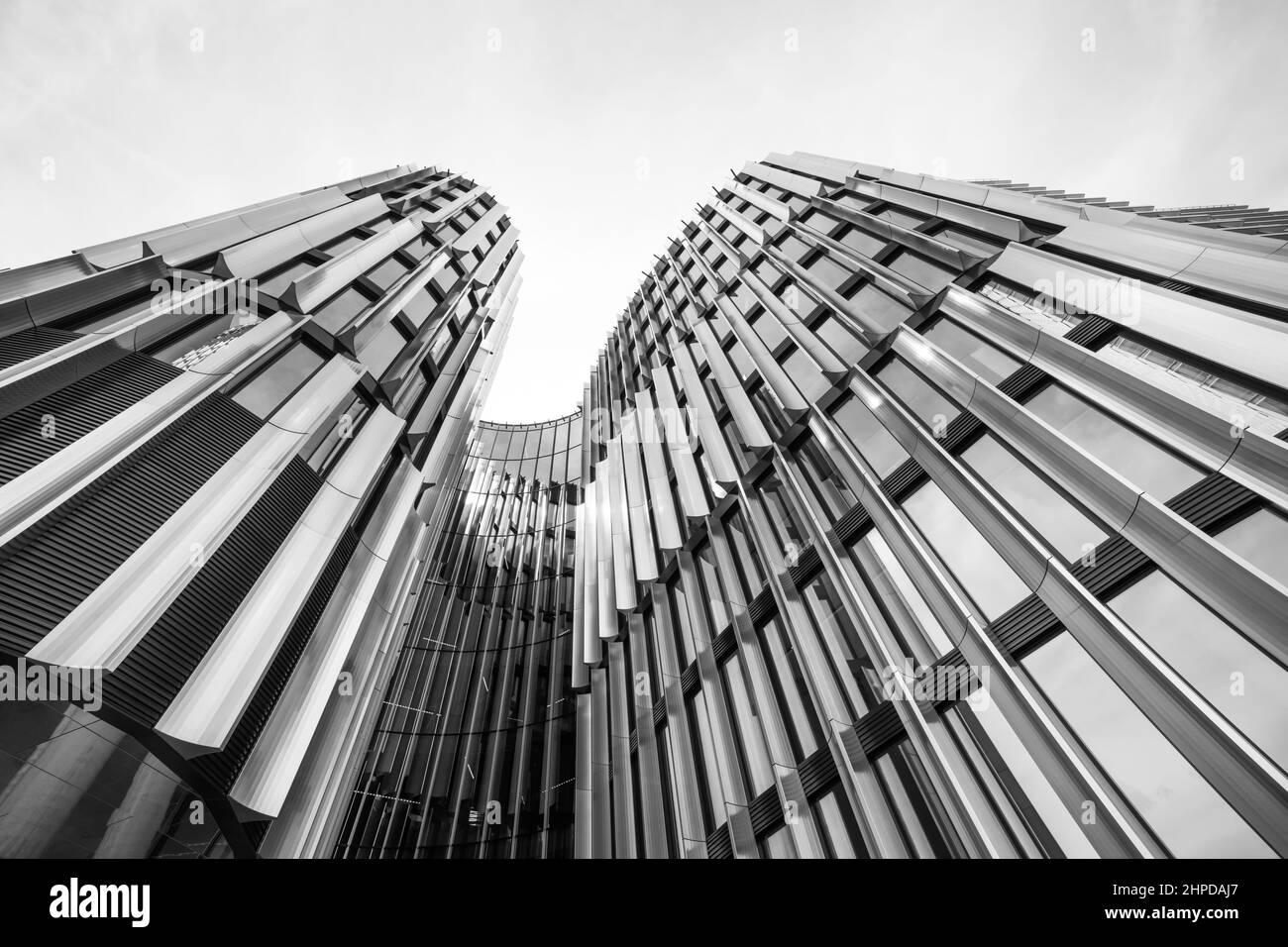 Tour noire et blanche du centre de la métropole. Vue rapprochée de la façade moderne de l'édifice urbain et du ciel dans le centre-ville. Détail artistique. Banque D'Images