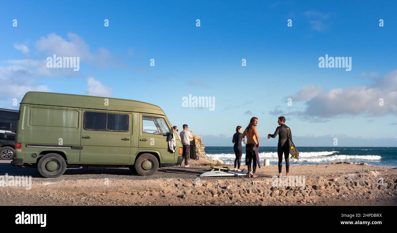 Espagne, janvier 2022: Surfeurs au bord de la mer à Fuerteventura, Espagne Banque D'Images