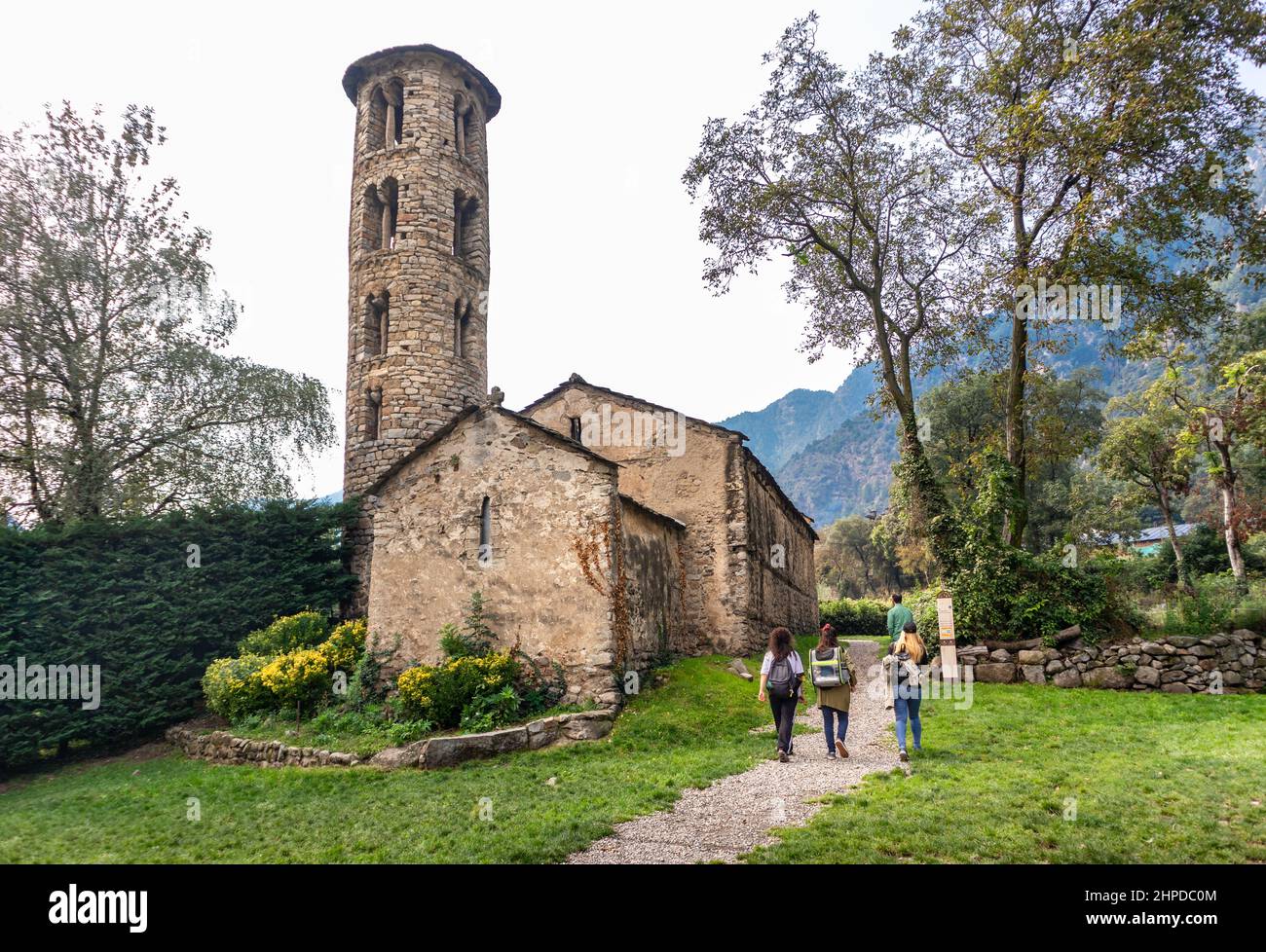 Touristes visitant l'Església de Santa Coloma, la plus ancienne église d'Andorre, style roman, chemin menant à l'entrée Banque D'Images