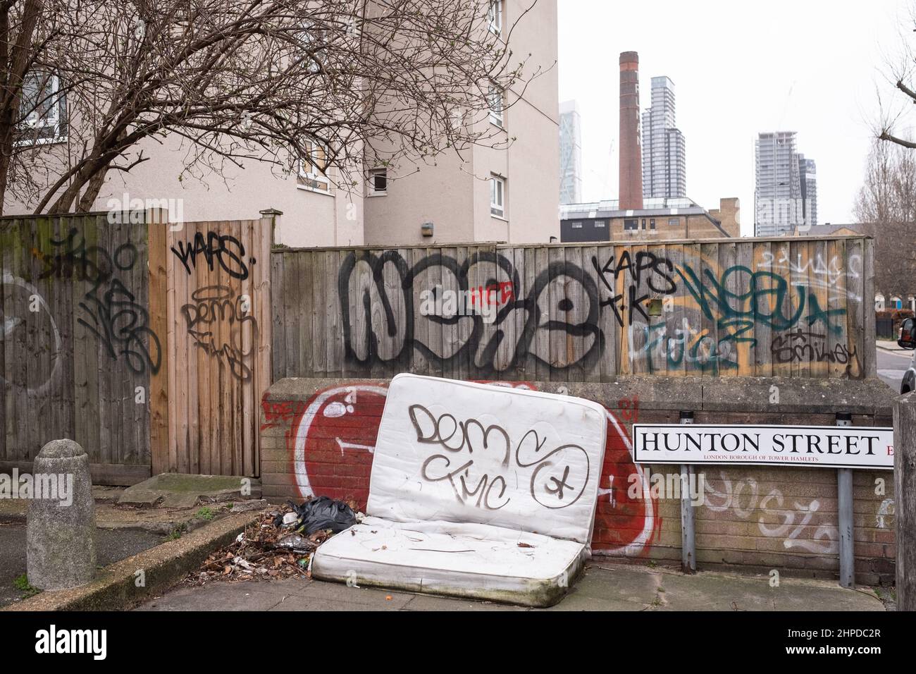 Graffitis, étiquetage et matelas sous-évalués à l'angle de la rue Hunton, Bethnal Green E1 Banque D'Images