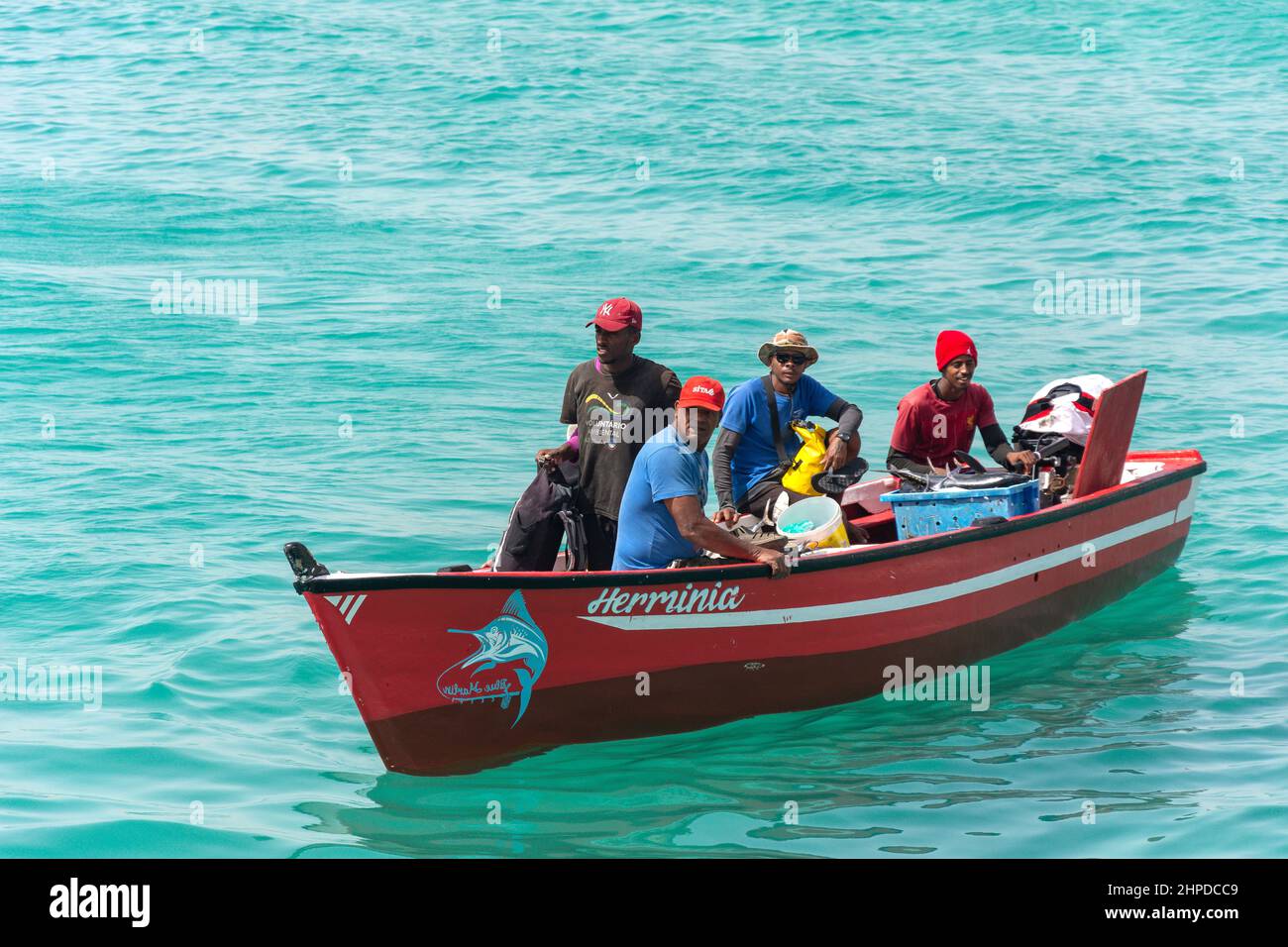 Bateau de pêche Herminia au quai de pêche de Pontao Santa Maria, Praia Santa Maria, Santa Maria, Sal, República de Cabo (Cap-Vert) Banque D'Images