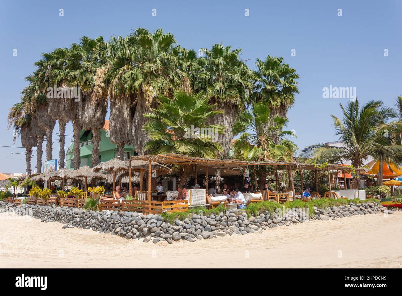 Restaurant tropical Palm Beach, Praia Santa Maria, Santa Maria, Sal, República de Cabo (Cap-Vert) Banque D'Images