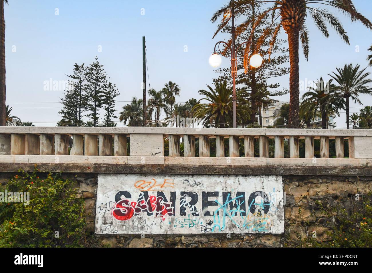 Panneau de la vieille ville vaporisé de graffiti sur un mur de pierre de la promenade, Sanremo, Imperia, Ligurie, Italie Banque D'Images