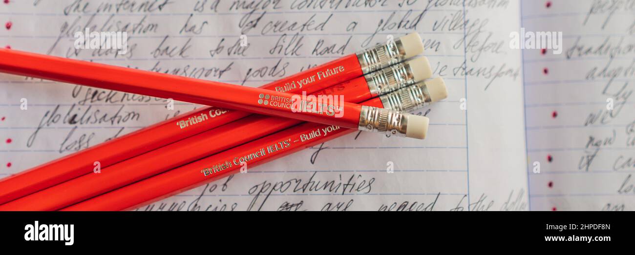 Vietnam, Nha Trang, 14.07.2020: Crayons rouges IELTS et cahier d'essai